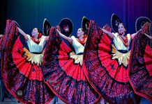 «Homenaje a México» por el Ballet folklórico de Celaya (Guanajuato, México)