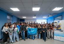 Eurojoven CyL ofrece prácticas de FP en Europa para la primavera de 2027 Participantes de Eurojoven CyL reunidos con una bandera Erasmus+ en el encuentro de preparación de febrero de 2026