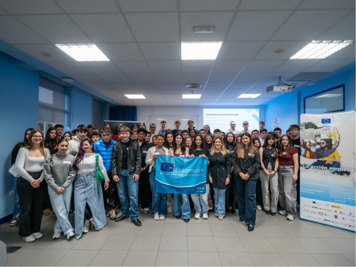 Participantes de Eurojoven CyL reunidos con una bandera Erasmus+ en el encuentro de preparación de febrero de 2026